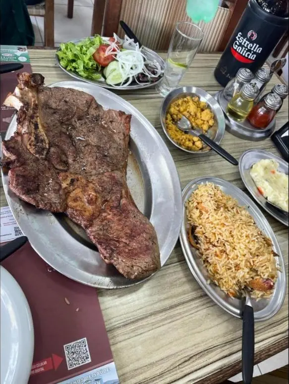 Filé com osso assado, arroz carreteiro, maionese e salada no Galpão Ventania